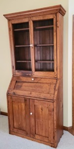 lot 14 image: Vintage Wood Display HutchCabinet