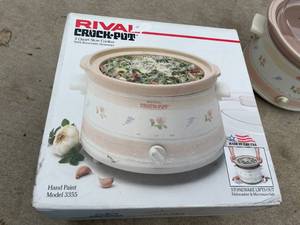 lot 126 image: 5 Quart Rival Crock Pot Slow Cooker