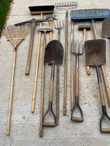 lot 130 image: Long Handled Tool Lot