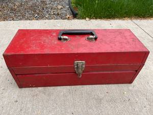lot 138 image: Vintage Metal Tool Box With A Few Tools