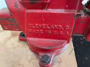 lot 148 image: Bench Mount Metal Vise