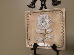 lot 162 image: Metal Wall Mount Plate Holder With Two 8 Inch Plates