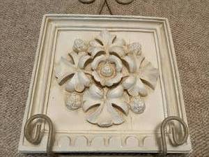 lot 169 image: Metal Wall Mount Rack w Decorative Trivet.