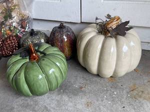 lot 178 image: Fall Deco Lot