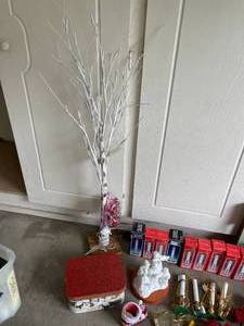 lot 186 image: Christmas Items
