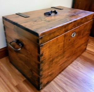 lot 45 image: Vintage Wood Storage Chest