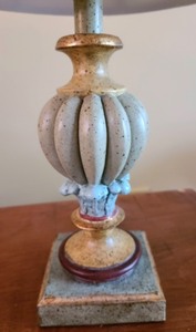 lot 87 image: Small Decorative Table Lamp
