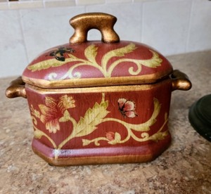 lot 95 image: More Pretty Home Decor
