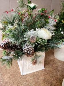 lot 97 image: Holiday Decor