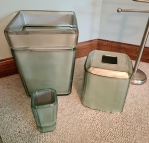 lot 220 image: Bathroom Accessories