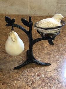 lot 57 image: Variety od Kitchen Items and Decor