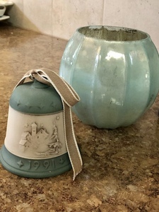 lot 74 image: Beautiful Blue Decor
