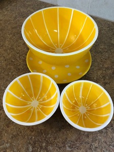 lot 70 image: Fun Yellow and White Bowls