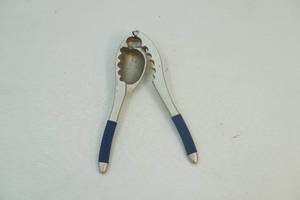 Nut cracker
