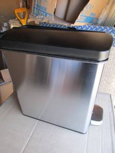 lot 99 image: Simple Human Step Can