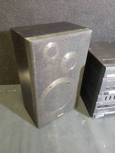 lot 34 image: Aiwa Stereo Speaker System