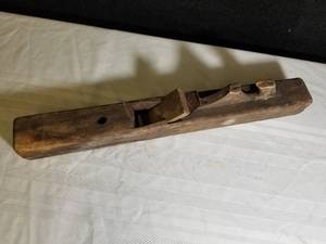 lot 24 image: Antique Carpenters Plane B