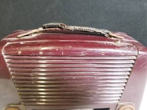 lot 32 image: Vintage Philco Transitone Tube Radio