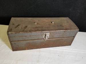 lot 64 image: Vintage Aluminum Toolbox