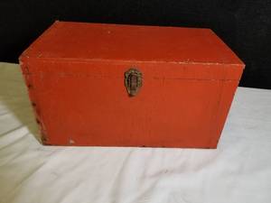 lot 74 image: Vintage Farmhouse Wood Toolbox
