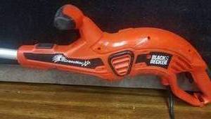 lot 101 image: Black and Decker Grass Hog XP Weed Whip