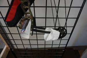 lot 6 image: Barnett Vortex Junior Compound Bow Package