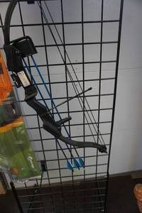 lot 7 image: Bear Archery Brave Youth Starter Compound Bow Package