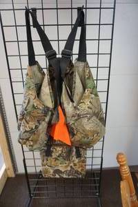 lot 9 image: Tarantula Camo Game Vest With Attachable Padded Seat