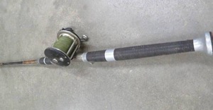 lot 7 image: VINTAGE LOOKING DOWN RIGGER WITH VINTAGE REEL