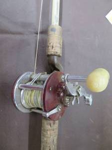 lot 9 image: VINTAGE HOLIDAY FISHING ROD, WITH PENN PEERLESS #9 REEL