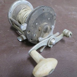 lot 24 image: RARE SQUID KING REEL
