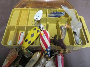 lot 31 image: MINI MAGNUM SIDED KICK, FILLED WITH VINTAGE LURES.