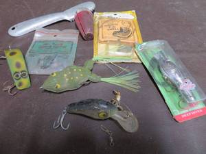 lot 36 image: 3 VINTAGE COLLECTABLE LURES