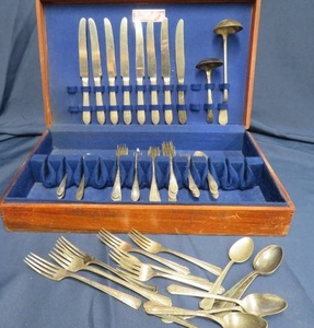lot 61 image: NATIONAL SILVER COMPANY ANTI TARNISH CHEST ORIGINAL ROGERS SILVERWARE PLUS