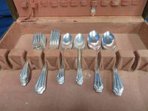 lot 62 image: REGAL PURE SILVER PLATE AA  KNICKERBOCKER PLATE AA  SILVERWARE IN WOODEN CHEST