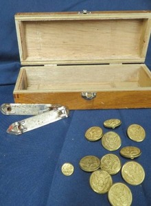 lot 65 image: VINTAGE WOODEN BOX WITH BRASS UNUM BUTTONS AND 2 VINTAGE CAN OPENERS