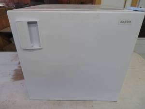 lot 95 image: SANYO MINI FRIDGE