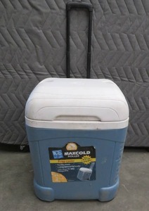 lot 97 image: IGLOO MAXCOLD 70 QT COOLER