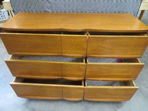 lot 104 image: VINTAGE SOLID WOOD DRESSER WITH MIRROR