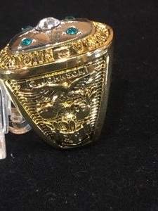 lot 24 image: Philadelphia Eagles Gene Johnson 1960 Championship Replica Ring