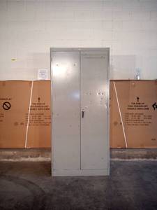 lot 1 image: 78 x 36 x 21 - 5 shelf metal storage cabinet