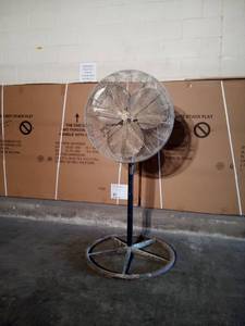 lot 17 image: Heavy Duty Air Mover Dayton motor.