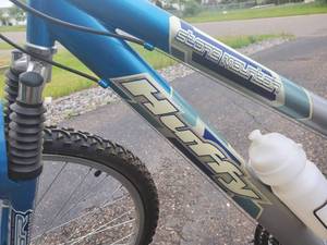 lot 28 image: Huffy 18 Speed Girls Mountain Bike