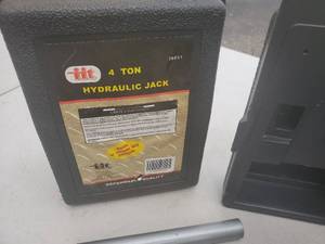 lot 33 image: (2) 4-Ton Hydraulic Jacks