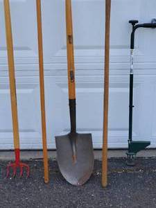 lot 65 image: (6) Yard Tools