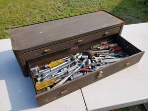 lot 58 image: Vintage Kennedy Bench Top Tool Box with Contents