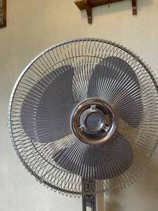 lot 74 image: Galaxy 3 Speed Oscillating Floor Fan