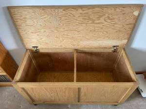 lot 95 image: Wooden Rolling Storage Chest