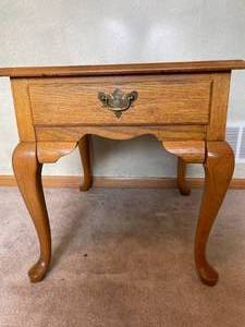 lot 106 image: Wooden Broyhill Single Drawer End Table