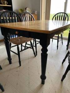 lot 107 image: Kitchen Table w Six Chairs
